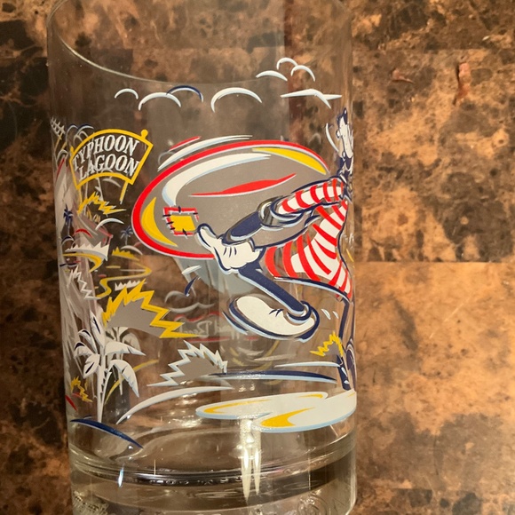 Vintage Walt Disney World 25th Anniversary glass featuring the character Goofy. - Picture 3 of 5